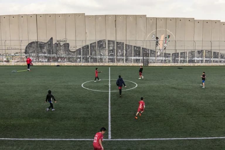 Ugroženo „spasonosno" igralište u kampu Aida: Više od 500 dece pred gubitkom jedinog otvorenog prostora