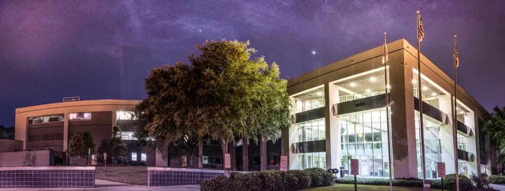 Šta su imigranti zaista doneli američkim univerzitetima? Sarkastična kolumna o H‑1B, DeSantisu i nauci