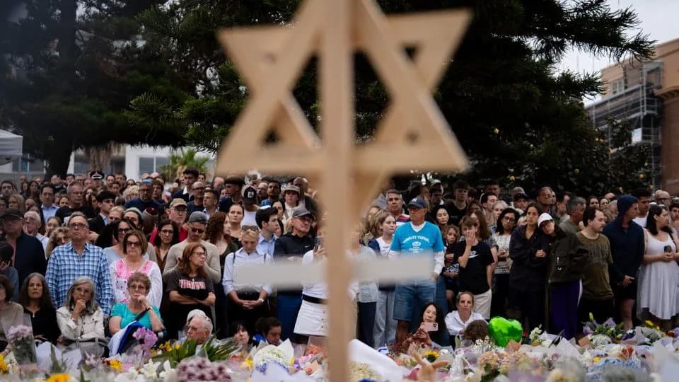 Masakr na Bondi plaži: Otac i sin optuženi za ubistvo 15 ljudi — stručnjaci o retkom porodičnom teroru