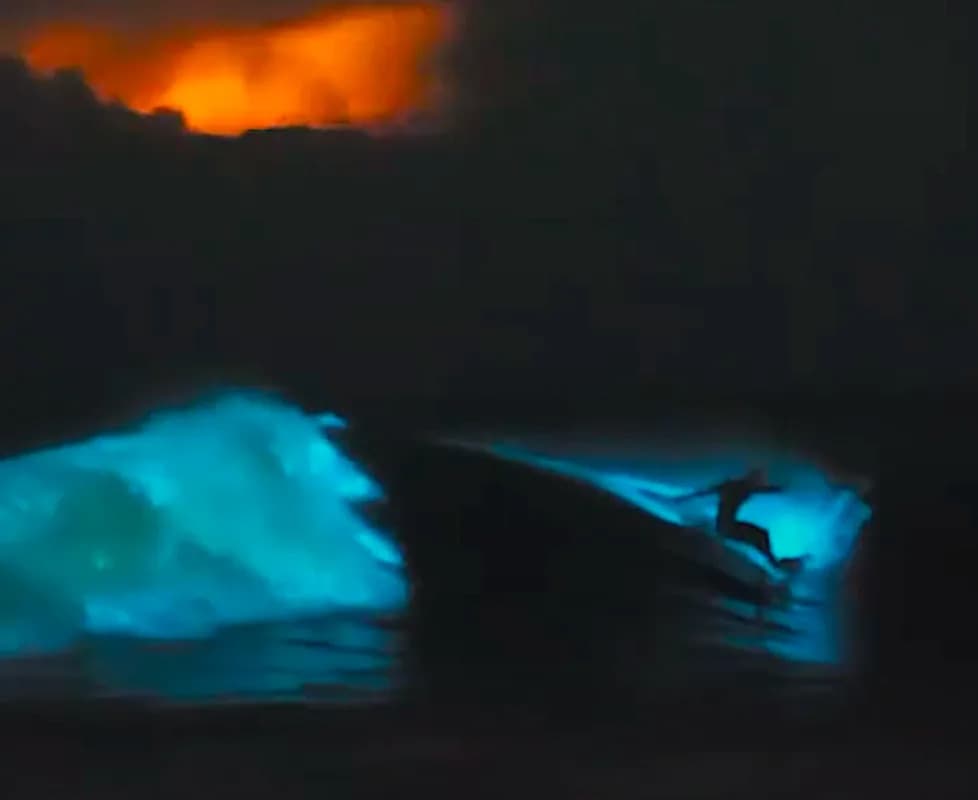 Video: Urugvajski Surfer Jahao Bioluminiscentne Talase Pod Ognjenim Nebom i Munjama