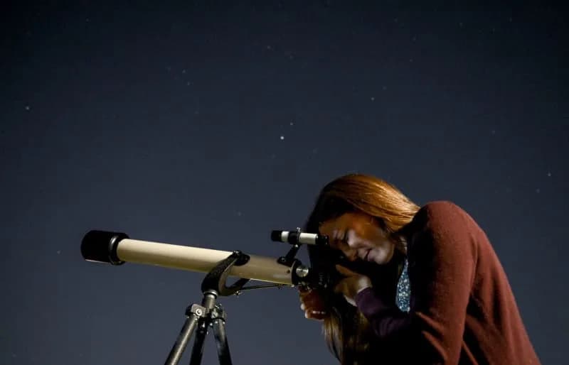 Slobodna planeta praćena iz svemira i sa Zemlje — masa slična Saturnu, udaljena oko 10.000 svetlosnih godina