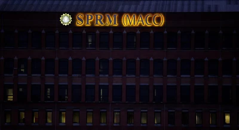 Malezija: Bivši Šef Vojske Priveden u Istrazi o Mita — MACC Zaplenio 2,4 Miliona Ringita