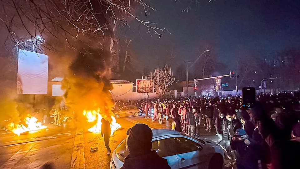 Rubina Aminian (23) Ubijena Tokom Protesta U Teheranu; Porodica Prisiljena Na Sahranu Pored Puta