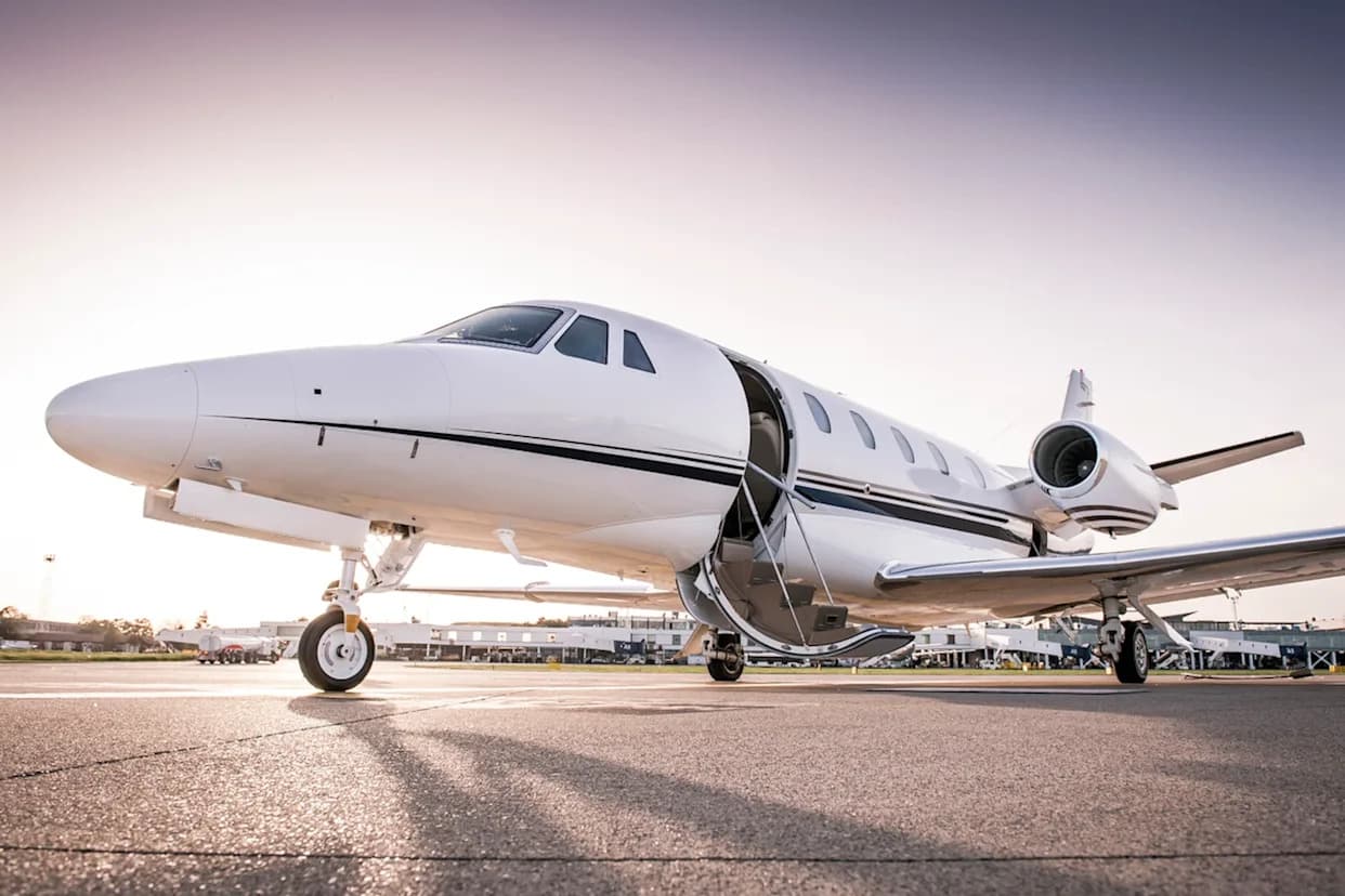 Administrator NASA Nudi Besplatne Letove Privatnim F‑5 Avionom Izabranim Zaposlenima — Podiže Etička i Pravna Pitanja