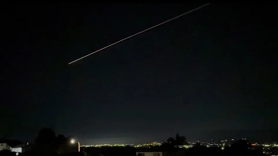 SpaceX Crew‑11: Dragon „Endeavour“ Vraćen U Hitnoj Medicinskoj Evakuaciji — Spektakl Na Noćnom Nebu Iznad Kalifornije (video)