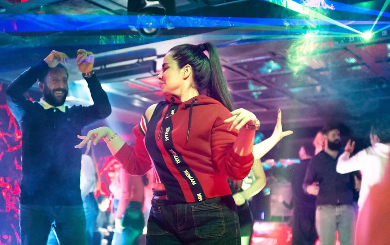 Dok u Iranu traju smrtonosni protesti, imućni Iranci se provode u Vanu