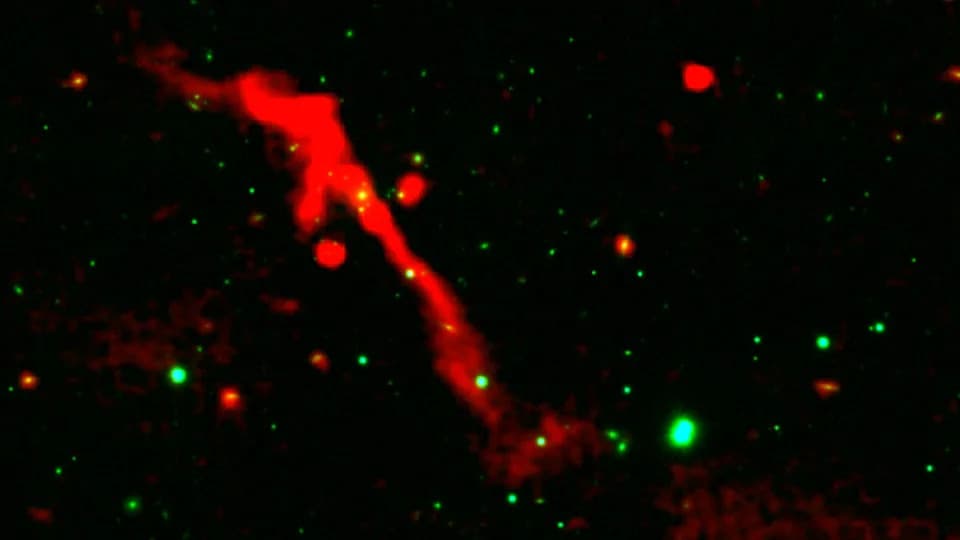 Ponovo Aktivirana Supermasivna Crna Rupa Eruptirala Kao "Kosmički Vulkan" Dug ~1.000.000 Svetlosnih Godina