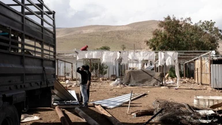 Ras Ein al‑Auja: „Ako zaspiš, naseljenici će ti zapaliti kuću“ — Beduinska zajednica primorana na egzodus