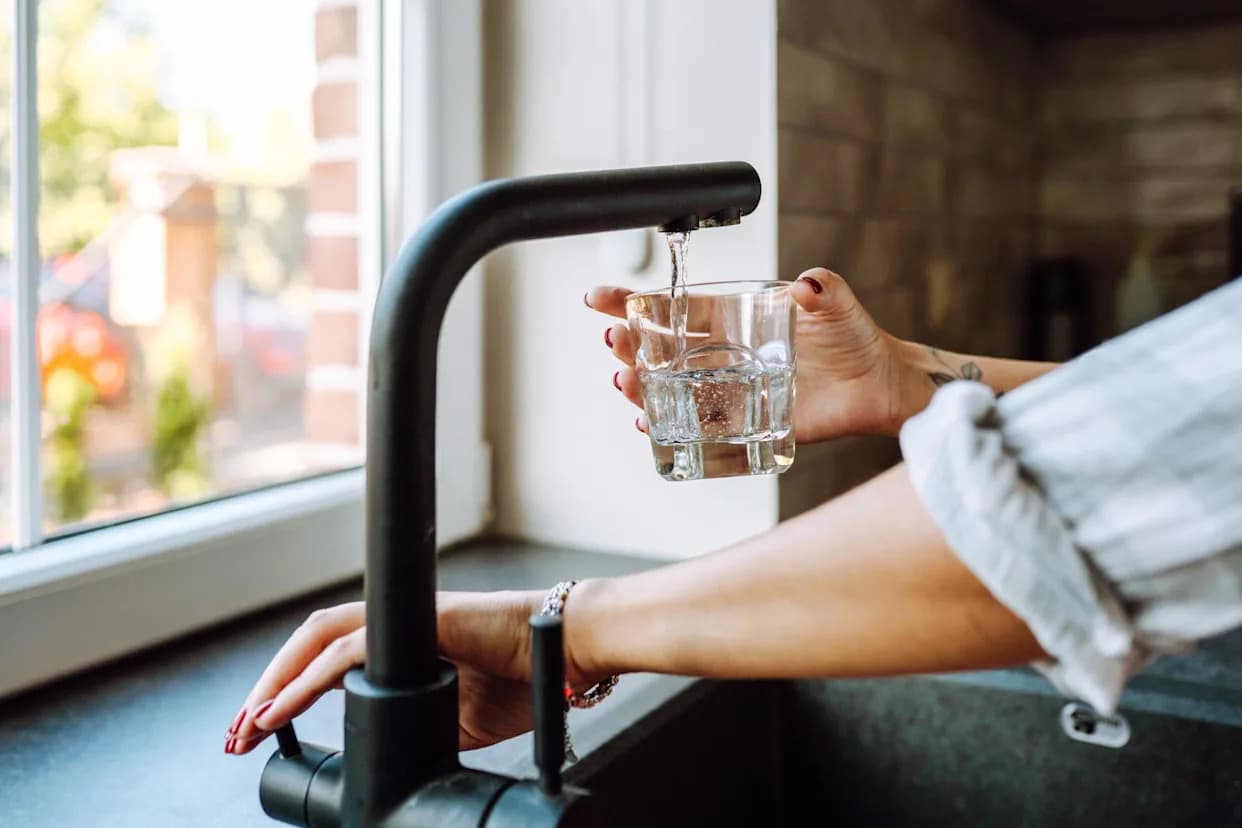 Nova filtracija sa Rice univerziteta: LDH materijal upija PFAS do 100× brže i omogućava njihovo sigurno uništavanje