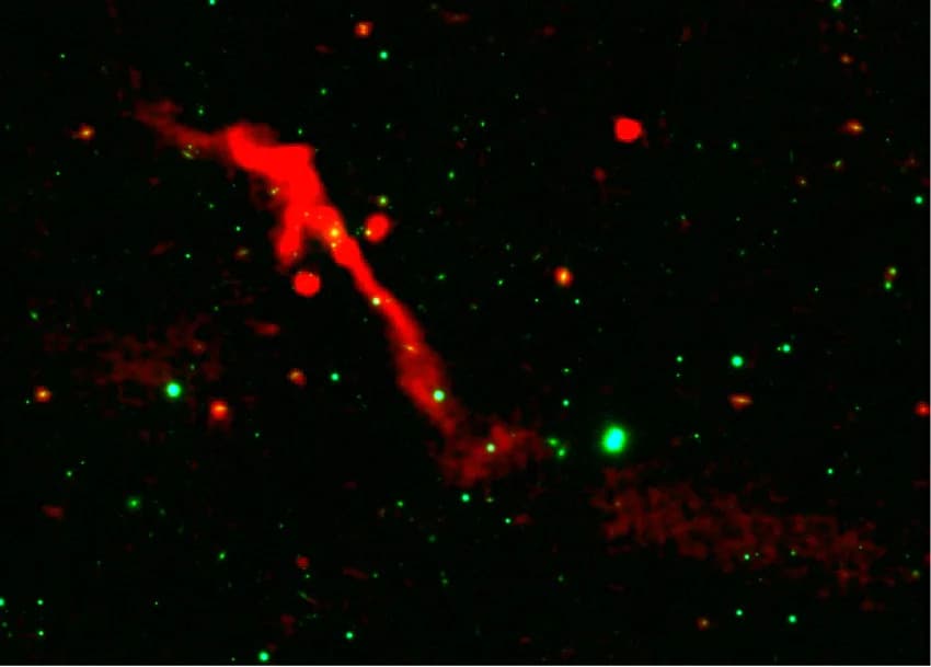 Vratila se iz mrtvih: Supermasivna crna rupa J1007+3540 eruptira posle ~100 miliona godina