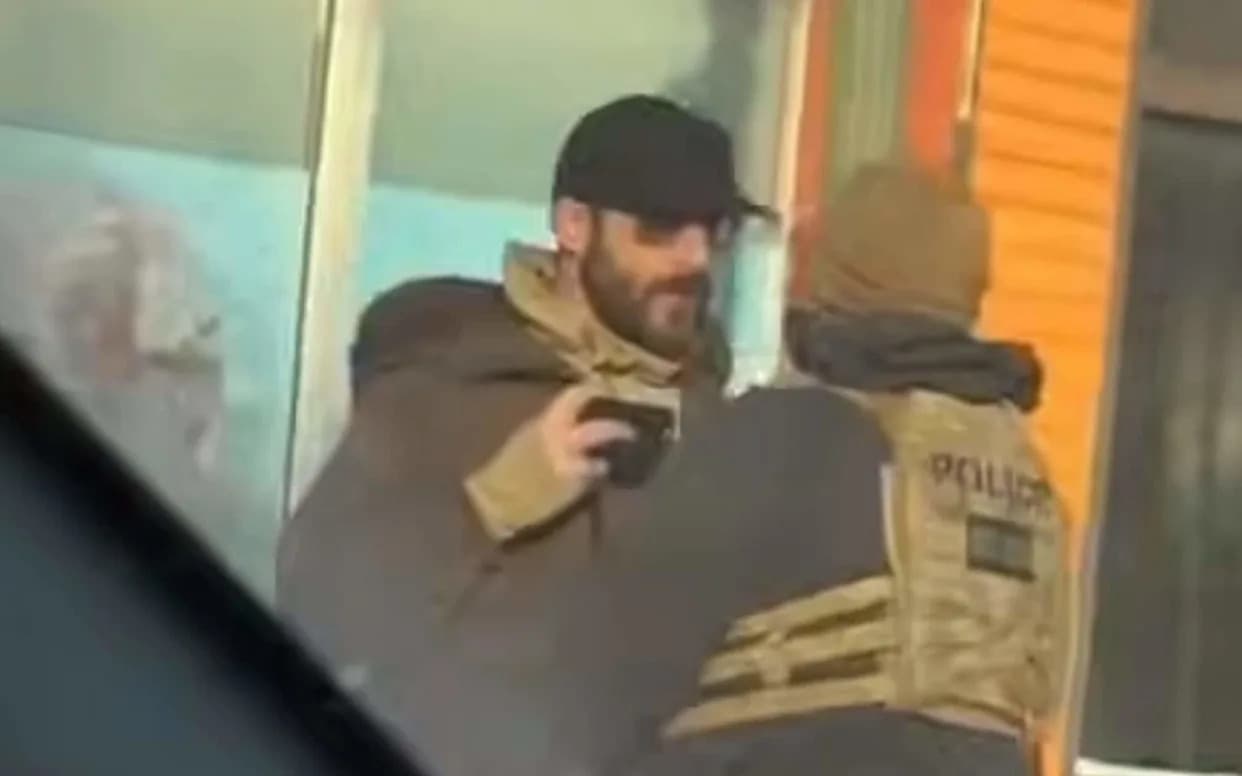 Kontroverzno Ubistvo u Minesoti: Da Li Je Alex Pretti Bio Naoružan?