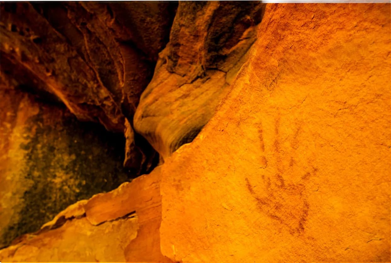 68.000 Godina Stari „Duhovi“ Ruku: Najstarija Pećinska Umetnost Otkrivena Na Ostrvu Muna