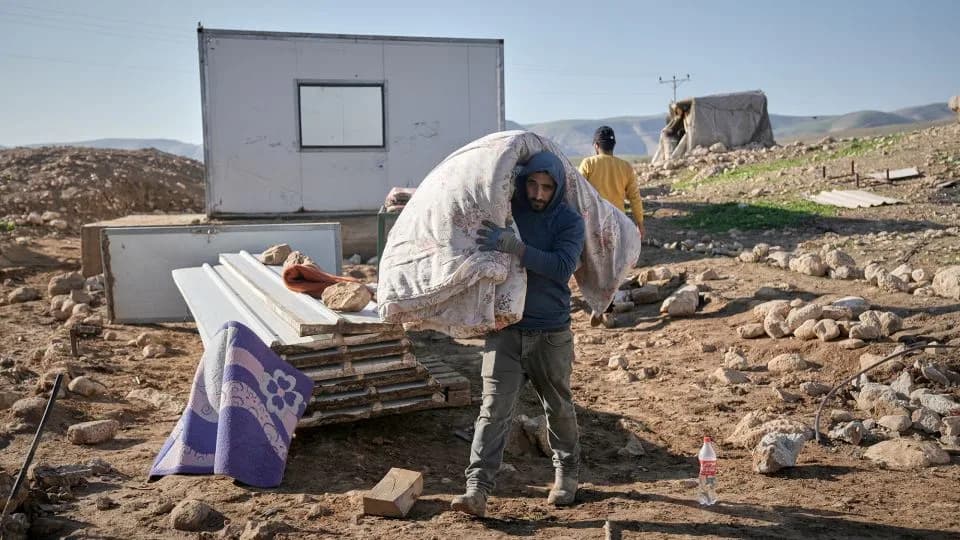 „Ponovo živimo Nakbu“ — Palestinsko selo Ras Ein al-Auja Ispražnjeno Nakon Intenzivnog Nasilja Doseljenika