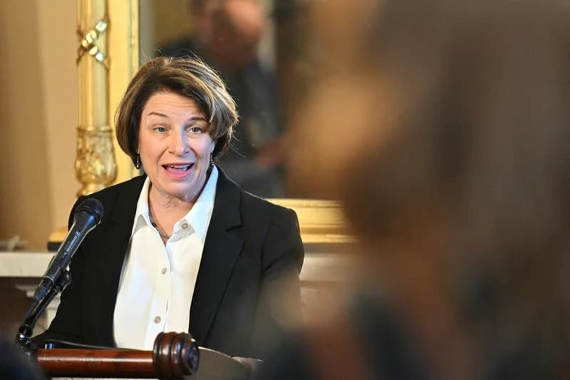 Amy Klobuchar Objavila Kandidaturu Za Guvernerku Minesote Usred Krize Zbog Akcija ICE-a