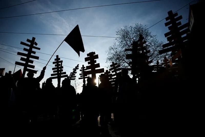 „Vratimo gradove, oslobodimo planine“ — Hiljade u Milanu protestovale zbog troškova života i ekološke štete Olimpijade