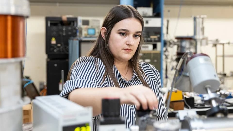 Studentkinja Stvara Kosmičku Prašinu u Laboratoriji i Osvetljava Poreklo Života