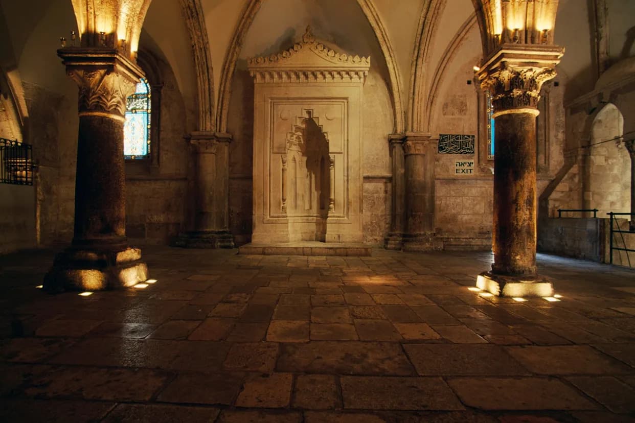 Skriveni Natpisi u Cenaklu: Grafiti Srednjovekovnih Hodočasnika Oživljavaju Istoriju Poslednje Večere