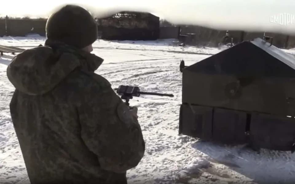 Rusija Predstavila Protivotronski Sistem Sa Vrtećim Čeličnim Kablovima Na UGV Courieru