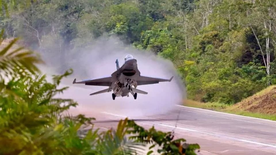 Autoputevi kao piste: Indonezija pretvara delove autoputeva u jeftine „nosače aviona“