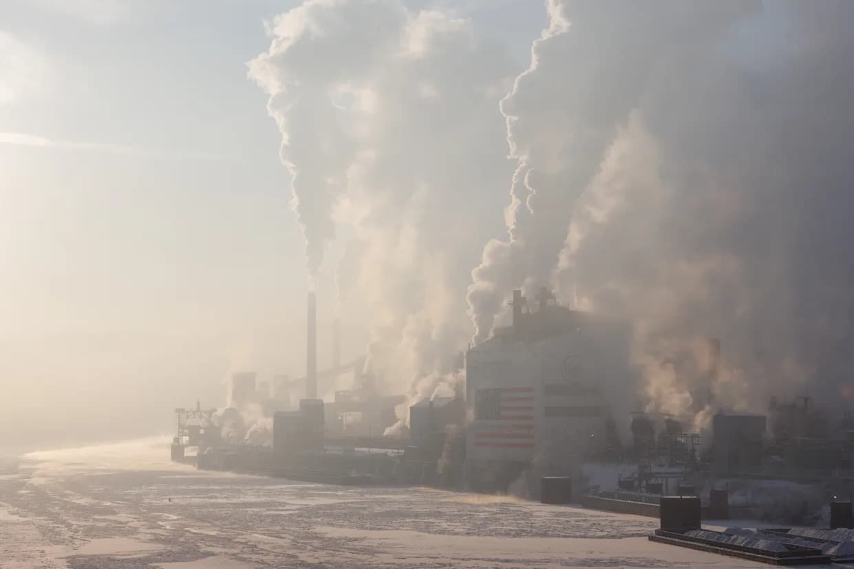 Eksplozija u Clairton Koksari: 2 Poginula, 11 Povređeno — Istraga Ukazuje na Proceduralne Greške i Sistemske Probleme