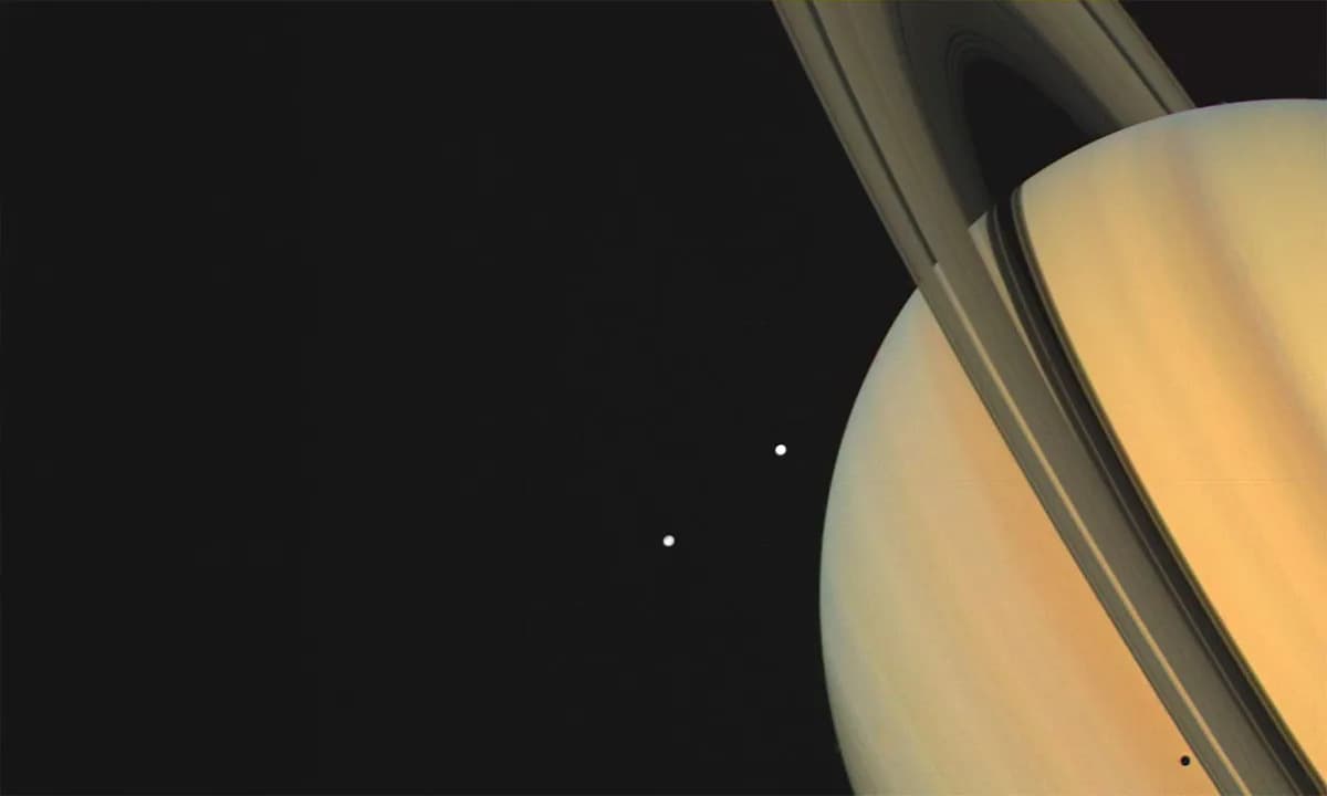 Kako Je Jedan Kosmički Sudar Moguće Stvorio Saturnove Prstenove — Nova Simulacija Povezuje Titan, Hyperion i Prstenove