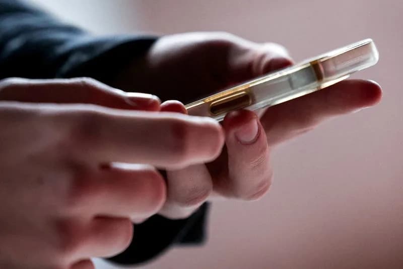 Španija Pokreće Istragu Protiv X, Mete i TikToka zbog AI‑Generisanog Dečjeg Pornografskog Sadržaja