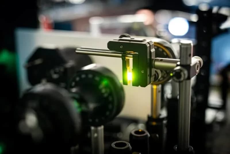 Domen‑zidovi kao tajna: Zašto perovskitne solarne ćelije rade uprkos defektima