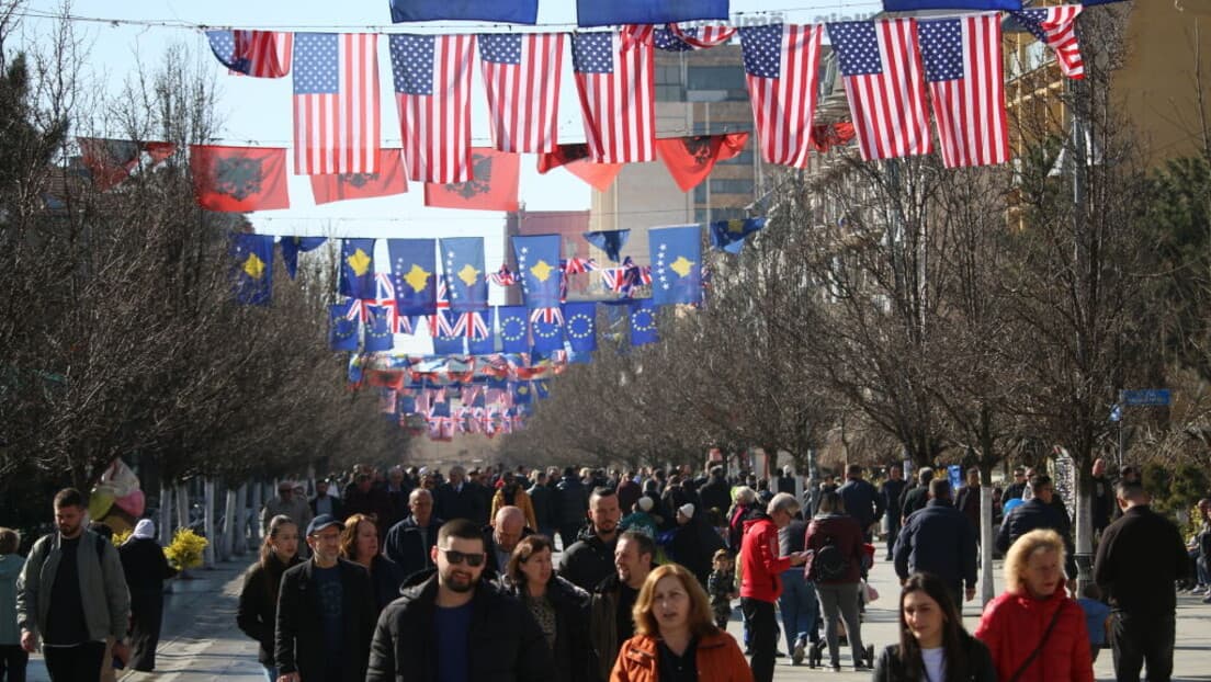 Provokacija u Drenici: Auto sa srpskim tablicama prekriven zastavom tzv. OVK (VIDEO)