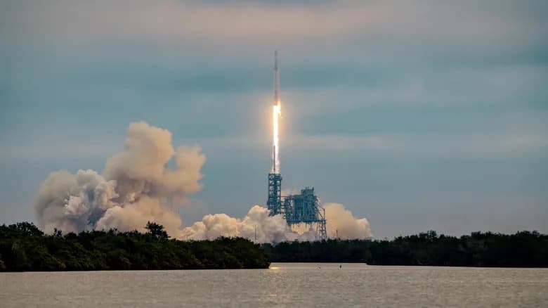 Zašto je SpaceX Privremeno Prekinuo Lansiranja Sa LC‑39A — Šta Sleduje za Falcon Heavy i Starship