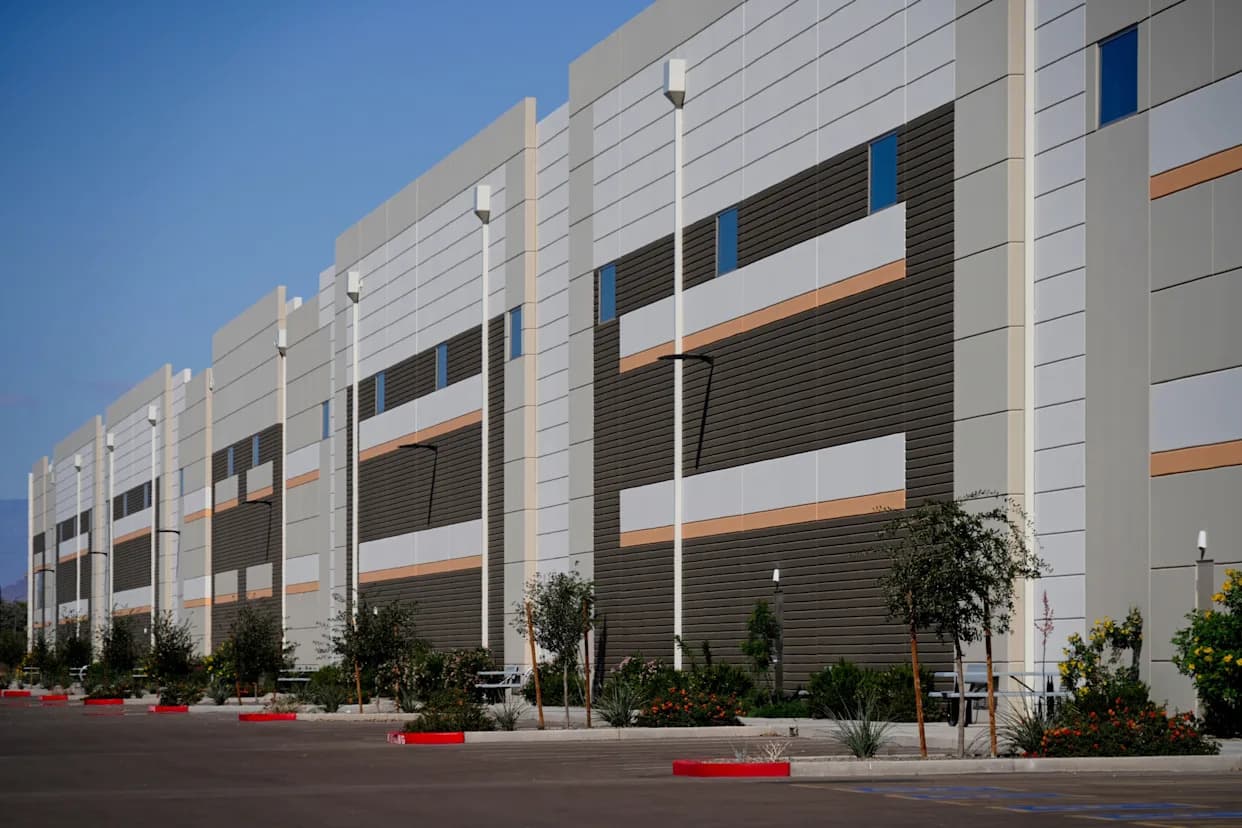 ICE Tajno Kupuje Skladišta Za Proširenje Centara Za Zadržavanje — Gradovi Iznenađeni, Nekoliko Vlasnika Odustalo