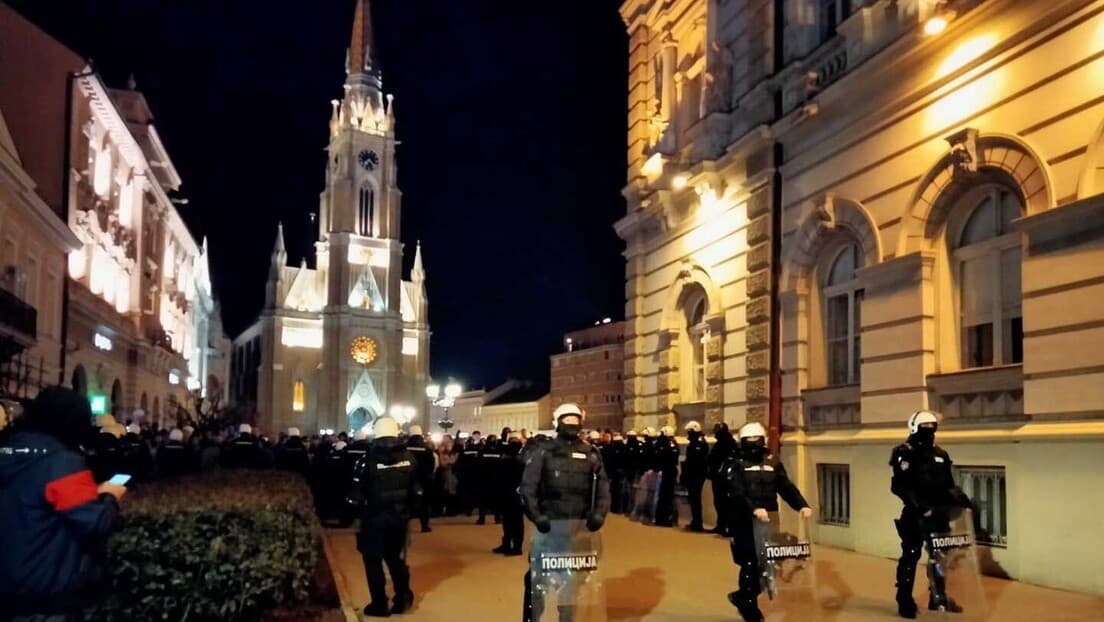 Novi Sad: "Dalje ruke od Miletića" — protest studenata neposredno pre akademije