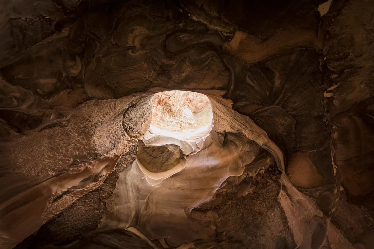 Pljačkaši Otkrili Pećinsku Radionicu Na Planini Skopus — Mikva, Grobnice I Stotine Kamenih Sudova Spašeni