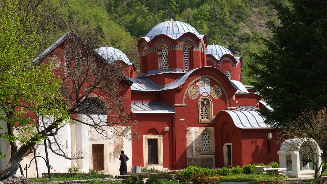 Novi Zakon o strancima: monasi i sveštenici postaju stranci na Kosmetu — moguće posledice za srpsku zajednicu