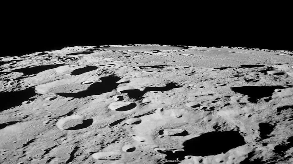 Kako su Apollo uzorci razrešili misteriju lunarnog magnetizma: retki, ali snažni „pikovi“