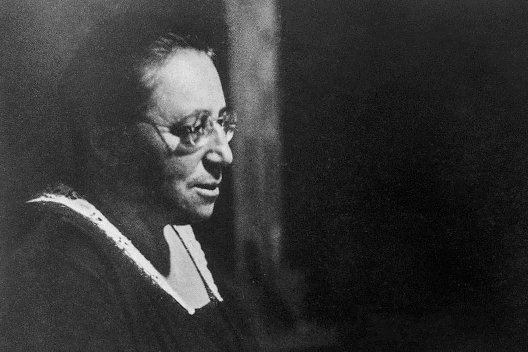Emmy Noether: Genijalna Matematičarka Koja Je Preoblikovala Teoriju Prstenova i Prevazišla Seksizam i Nacizam