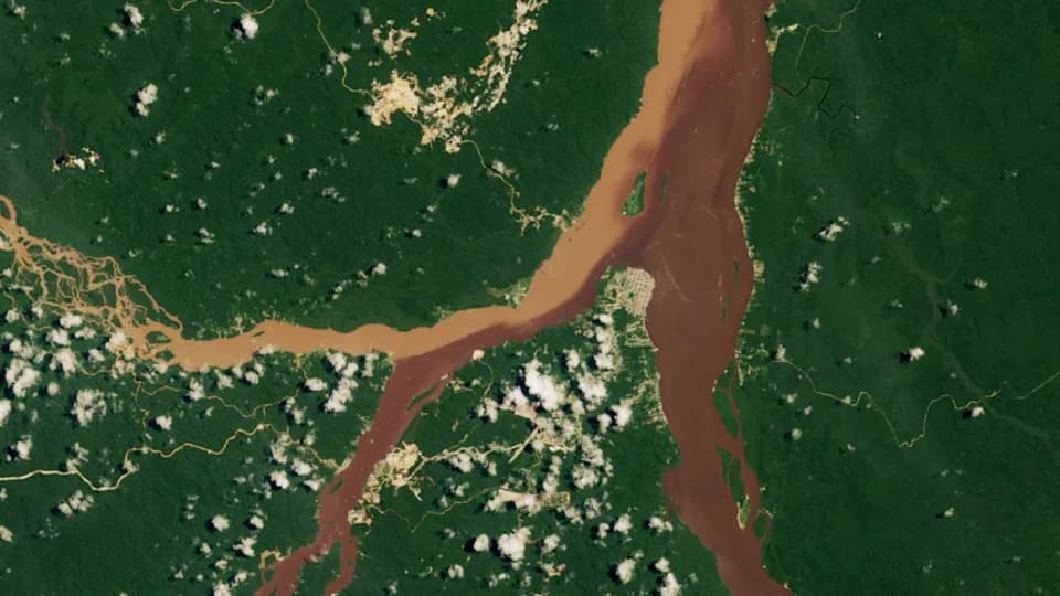 Tri reke stvaraju zapanjujući „polovina‑po‑polovina“ tok kod Bartice — satelit otkriva uticaj rudarenja