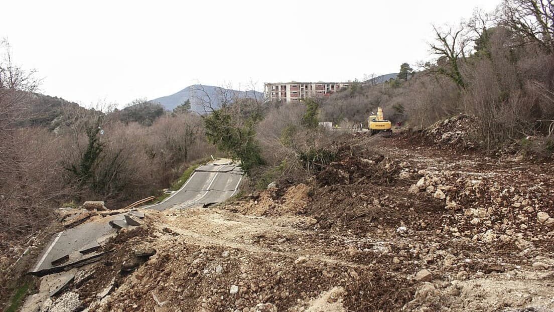 Zapaljen bager u Botunu: Meštani tvrde da im se podmeće, najavljuju radikalizaciju protesta