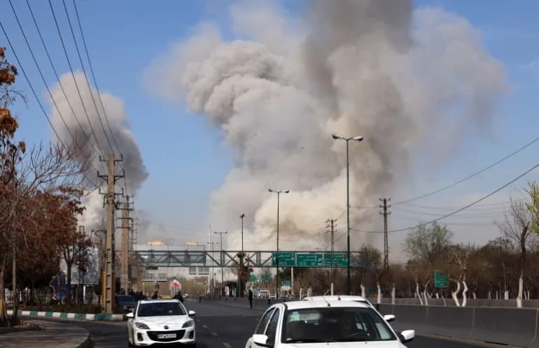 Teheran Pod Bombama: Internet Ugašen, Građani Se Snalaze Usred Skoka Cena i Nestašica