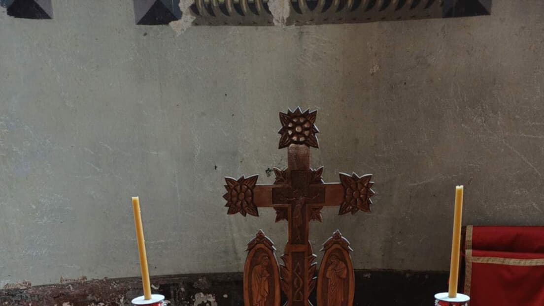 Oskrnavljena Crkva Vaznesenja Gospodnjeg u Gračanici — Ukraden Prestoni Krst