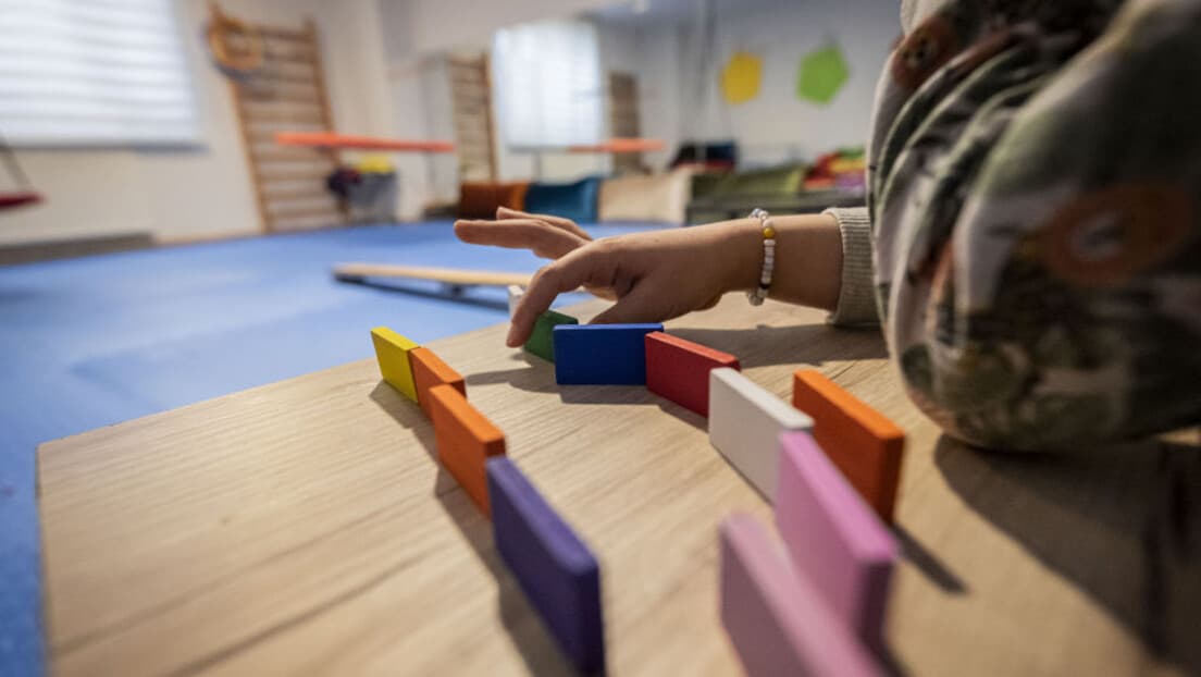 Zakon 'Roditelj‑Negovatelj' U Pripremi: Predložena Naknada 65.000 Dinara i Priznavanje Staža