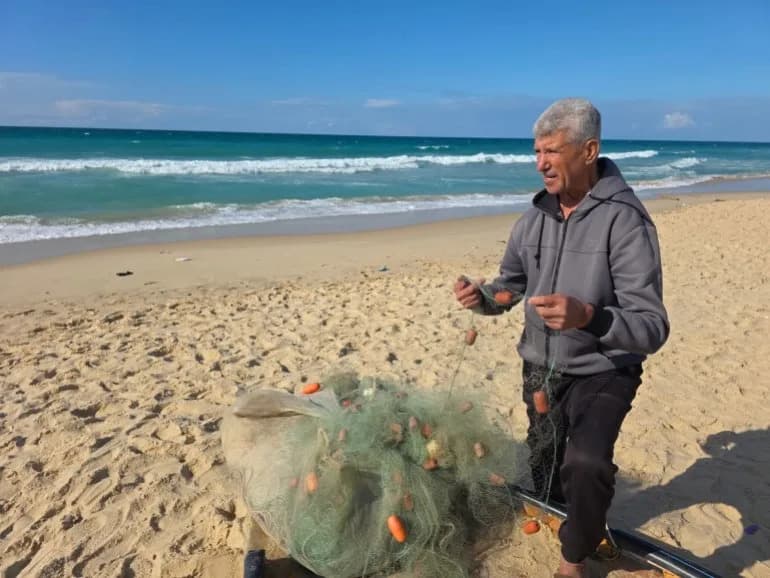 Ribari Gaze Rizikuju Živote: Veslima I Improvizovanim Splavovima Do Par Ribe