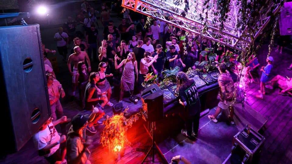 'Raveovaćemo na Putinovom grobu': Ples Kao Otpor U Ukrajini U Četvrtoj Godini Rata