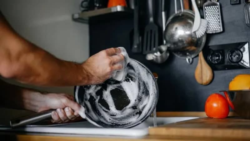 Novi prototip: Ugljenični fotokatalizator razlaže „večne” PFAS molekule pomoću plavog svetla