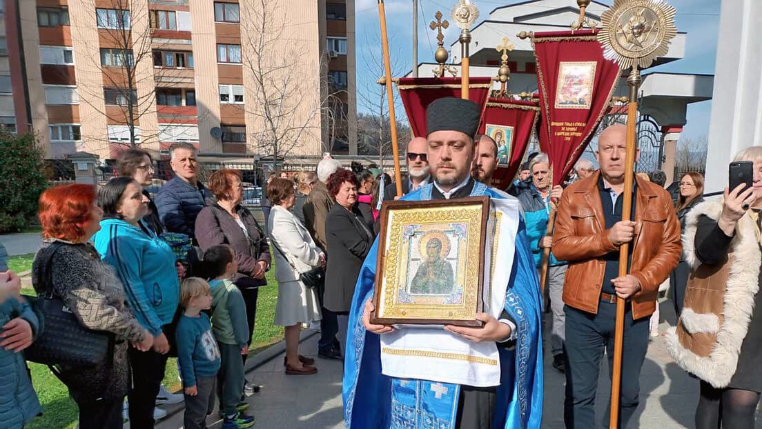 Veliki broj vernika u Zvorniku dočekao čudotvornu ikonu "Umekšanje zlih srca" — crkvi poklonjen krst sa česticom Pravog Krsta