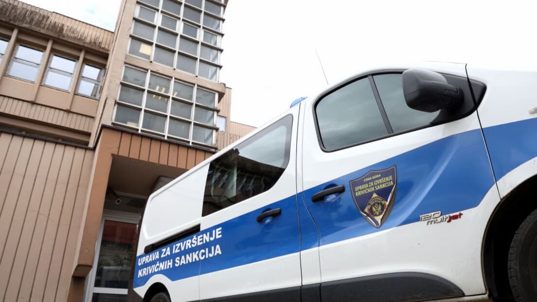 Karabin Sa Posvetom 'M. Đ.' Pronađen U Kući Brata Mila Đukanovića — Aco Đukanović U Pritvoru