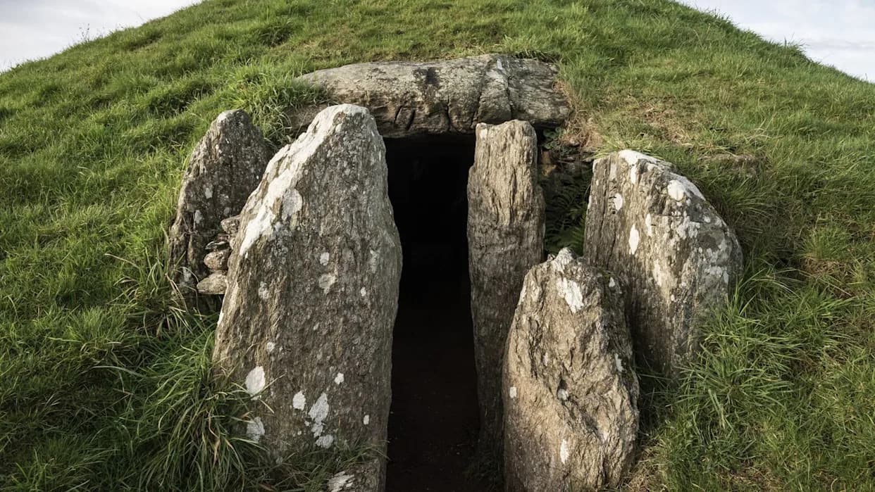 Otkriven Izuzetno Očuvan Dolmen Star 5.000 Godina U Malagi — Grob Dugačak 42 Stope Prepun Blaga