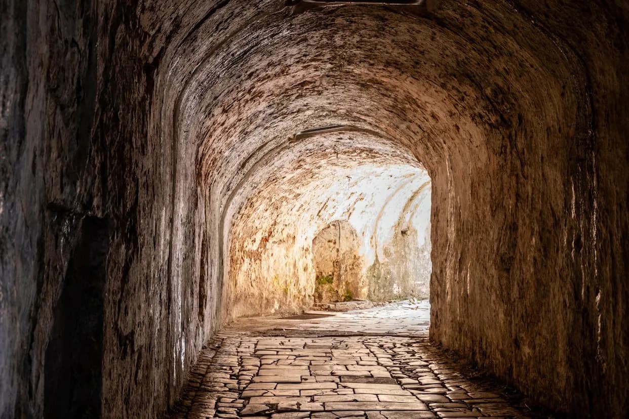 Otkriveno Sedam Vizantijskih Tunela Ispod Aja Sofije Tokom Restauracije