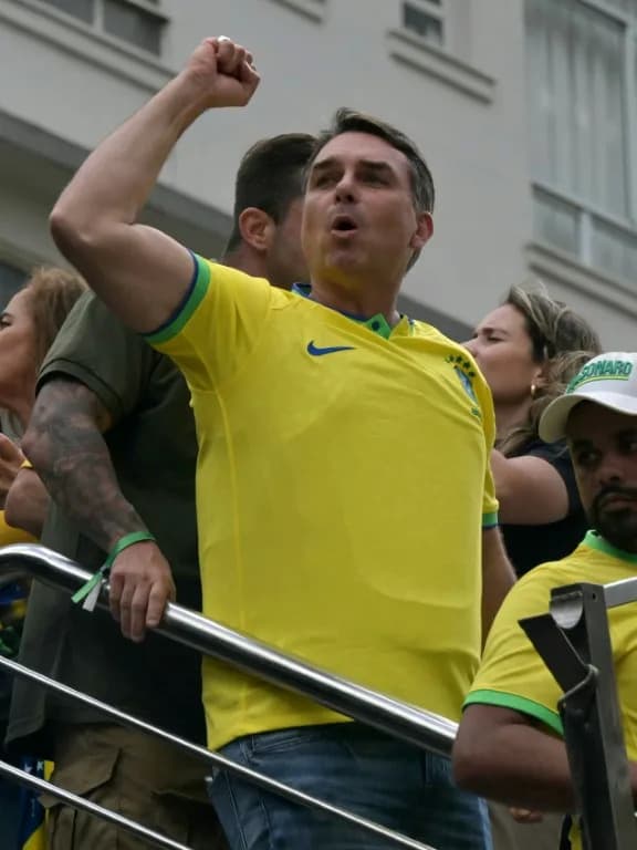 Porodični Brend Podiže Flavia: Neočekivani Uspon u Anketama Pred Izbore u Brazilu