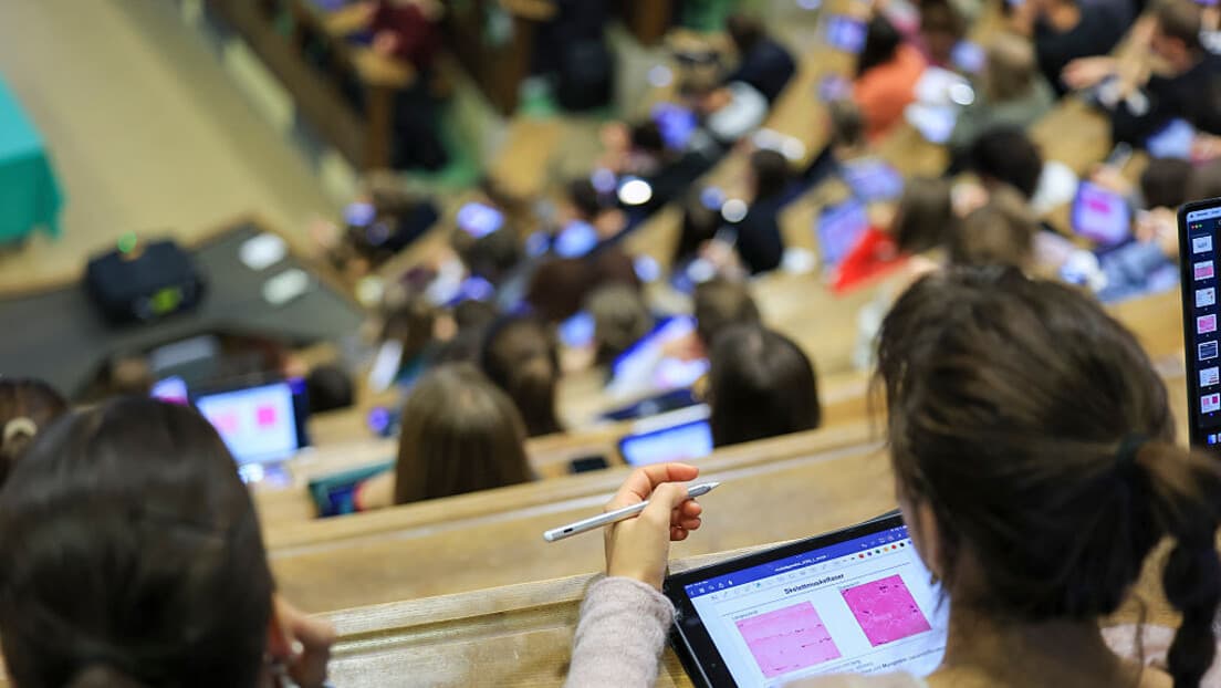 Ministarstvo prosvete obezbedilo nastavak studija studentima Megatrenda na Univerzitetu Privredna akademija i Educons