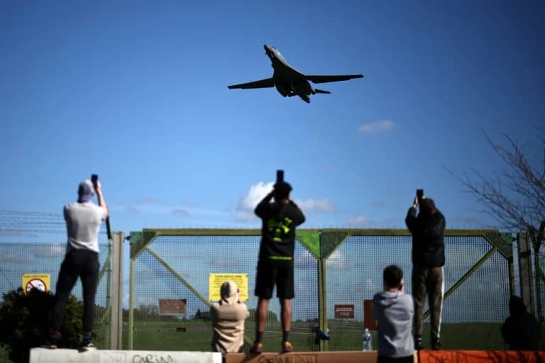 Uzbuđenje i Nelagoda: Stotine Posmatrača Gledaju Američke Bombardere Kako Napuštaju RAF Fairford